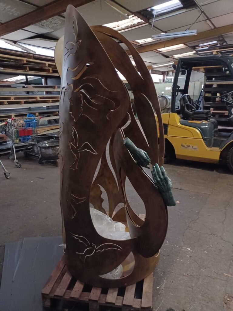 statue en métal avec découpe laser