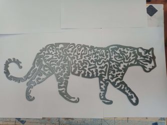 Dessin d'un jaguar découpé au laser dans du métal